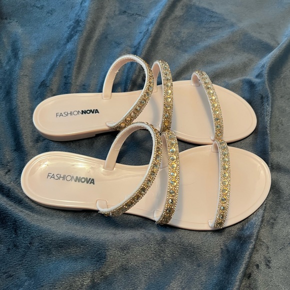 Size 9 nude sandal with gold jewels on the straps - Picture 3 of 5